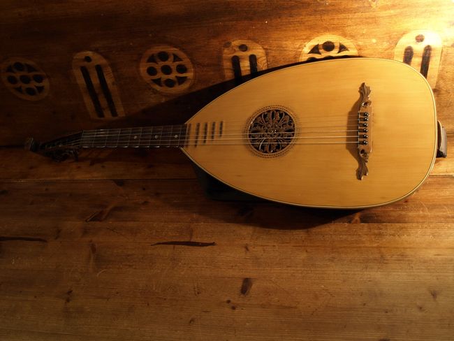 Gitarren- oder Bastardlaute (oder auch Wandervogellaute bzw. Zupfgeige)